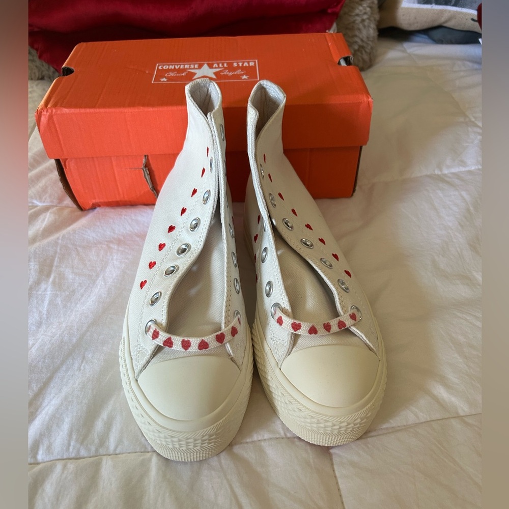 🌟 HP 🌟 Custom Women's Cream Converse High-Top Sneakers with Red Heart Accents - Picture 2 of 7